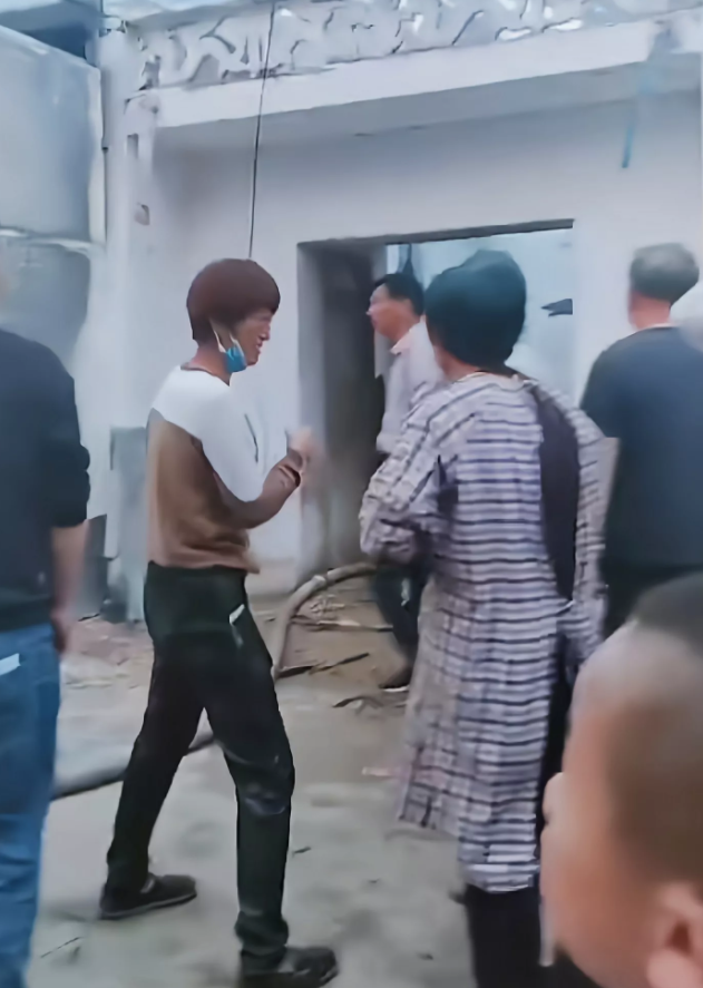 晴晴的娱乐生活 朱楼村一村民家失火，大衣哥身先士卒救火！