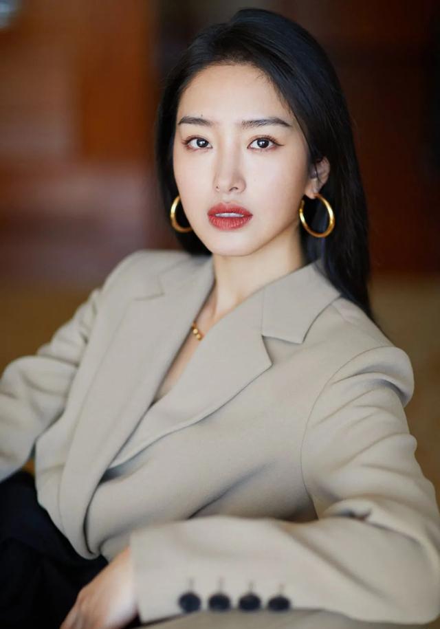 佘诗曼|杨采钰90年代OOTD,给我种了草