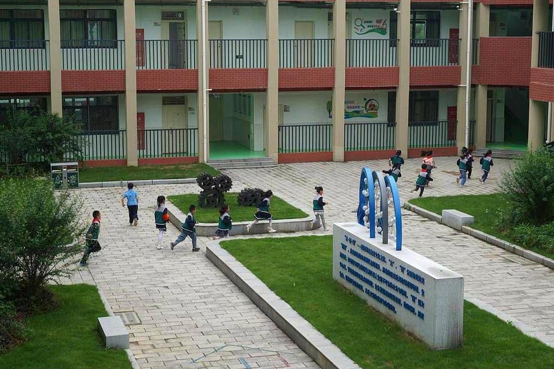 胡了说扒道 东西湖区湖滨小学，开展防震应急演练，锻炼师生逃生能力