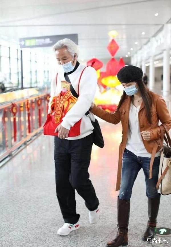 张碧晨|张庭夫妇返乡祭祖，老公抱香炉头发全白显老，张庭身材纤瘦像女儿