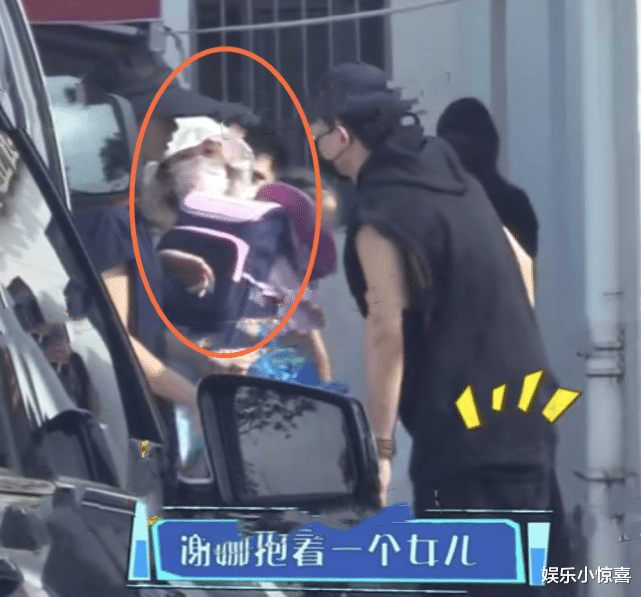 谢娜|谢娜怕被顶替着急复工？接孩子放学时暴露臃肿身材，抱娃也很吃力