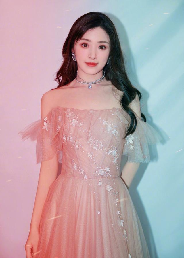 旗袍公馆|张含韵的娃娃脸真显小，穿纱裙主持《披荆斩棘的哥哥》，太甜美