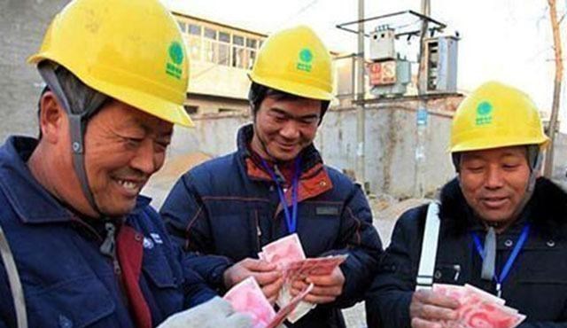 50袋水泥搬上5楼,业主出300元遭农民工拒绝?真是“不差钱”吗?