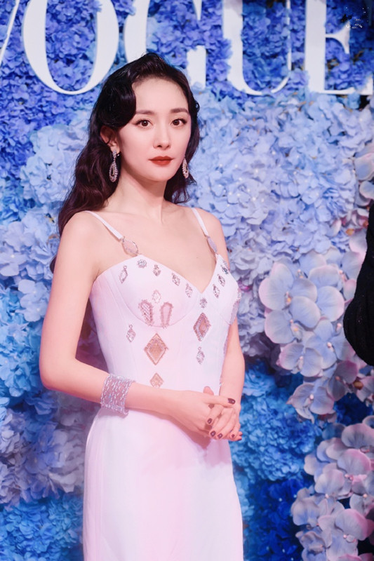 时尚潮流生活 杨幂也太美了，穿吊带开叉裙出席活动，全场被一个辣妈抢了风头！