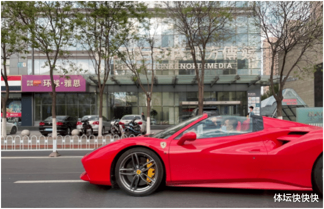 易建聯|郭艾倫開紅色法拉利亮相街頭，看看周鵬、杜峰、易建聯等人開什么車