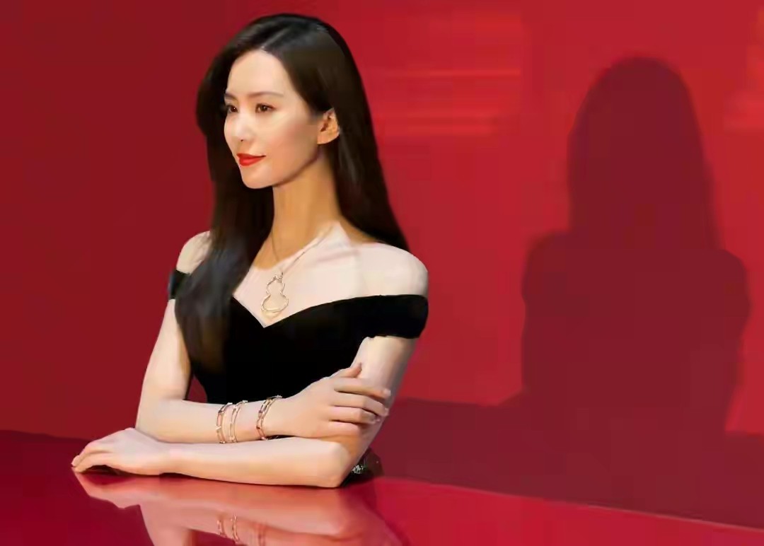 刘诗诗|刘诗诗爱上大红唇！新广告穿白西装都难掩妩媚感，女人味开挂超美