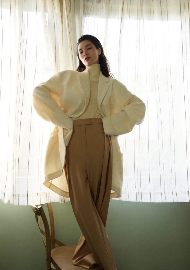 张哲瀚|钟楚曦与张哲瀚合体拍大片，复古造型酷飒十足，养眼画面像亲兄妹