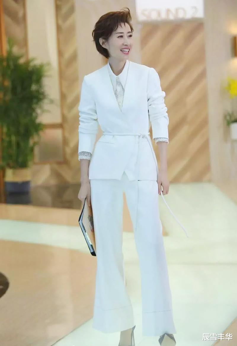 辰雪丰华|没想到刘敏涛这么美，白色“羽毛”连衣裙加身，与平时判若两人