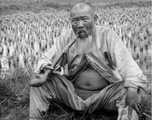 育儿心课堂|民间故事：老汉夜守西瓜地，一群女子以身换瓜，老汉：吃俺一泡尿