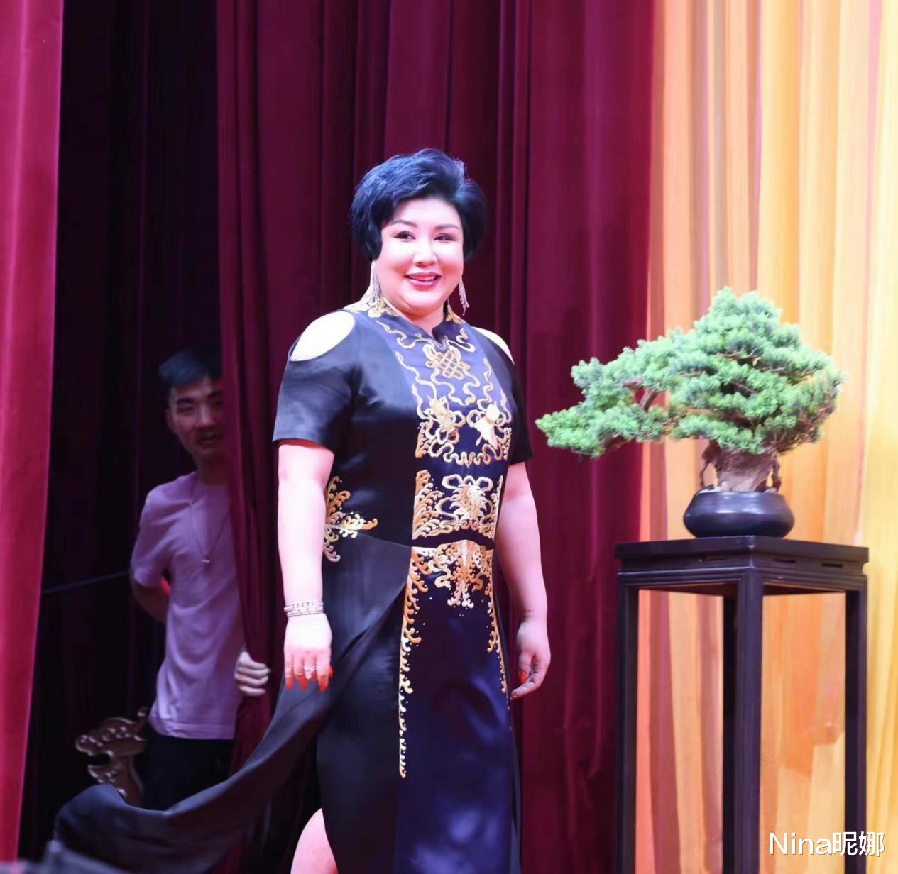 郭德纲|郭德纲老婆罕见登台亮相，45岁穿改良旗袍满脸福相，一看就是旺夫的人