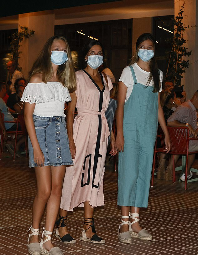 时尚风行派|莱后母女三人晒黑！大公主穿超短裙秀腿，180公分索菲亚成小巨人