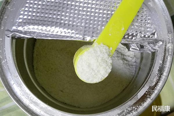 牛奶|老年人常喝牛奶有何好处？牛奶、酸奶和奶粉，哪个效果更好？