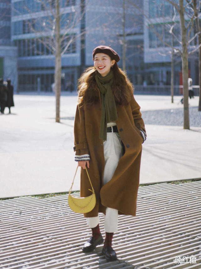 颜红橙 今年秋冬，有种穿法叫“大衣+裤子”火了，上身后没想到那么气质