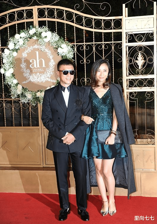 孙红雷|孙红雷怎么把老婆养成这样！胖一圈脸比他还圆，穿衣性感惹他偷瞄