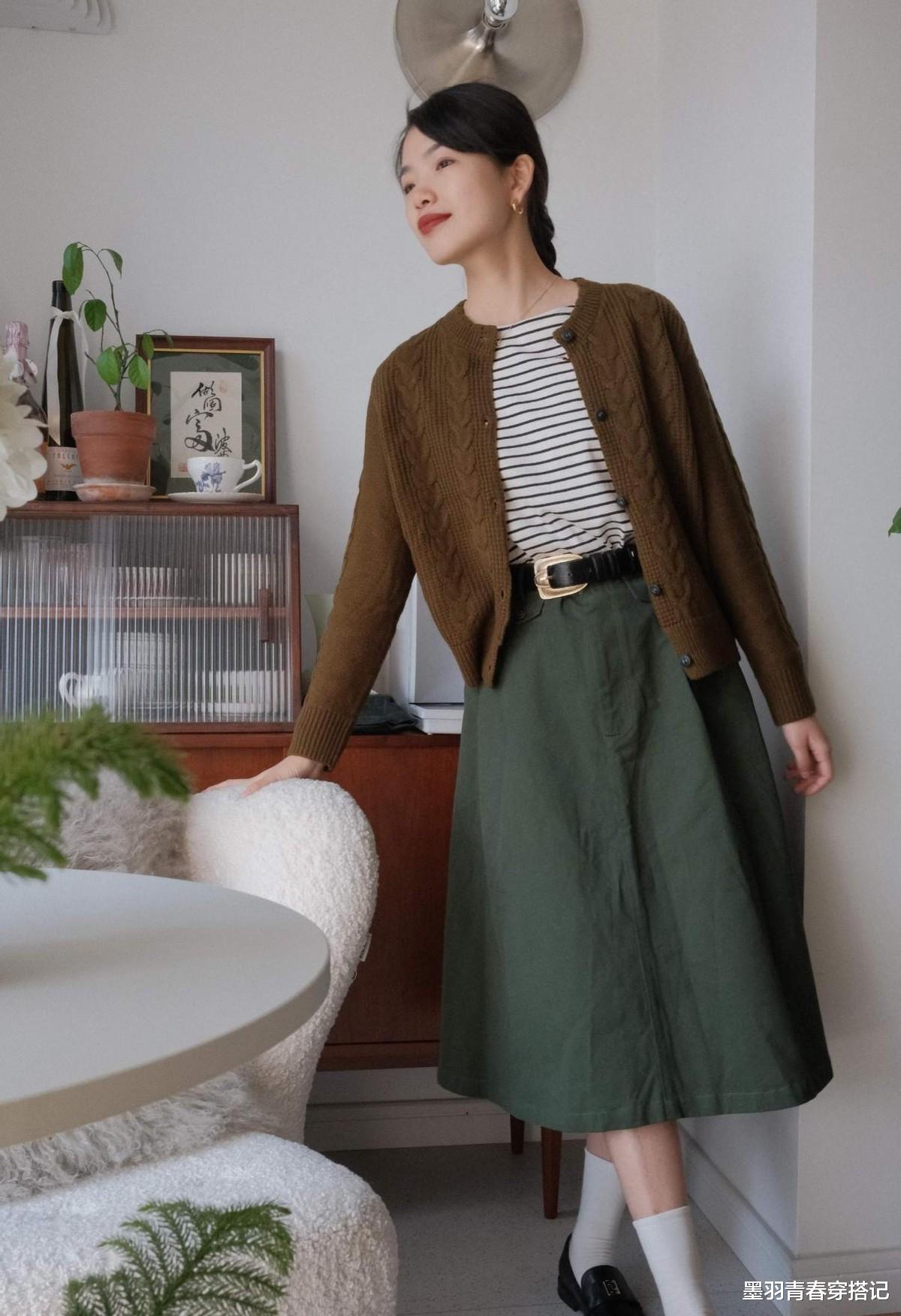 墨羽青春穿搭记 2021年流行“绿”太美了，冬天穿上它，显白显气质，不挑年龄肤色