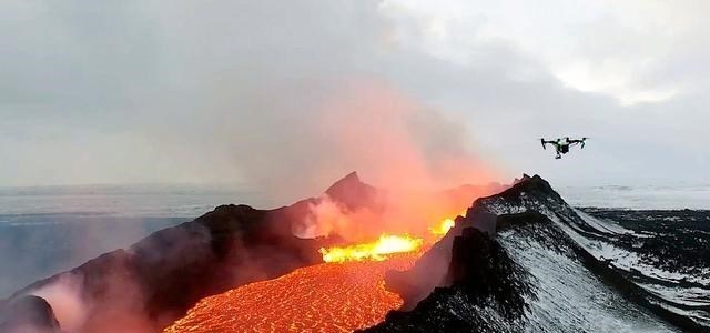 火山 火山爆发时，岩浆流入大海中，会是一番怎样的壮观“景象”呢？