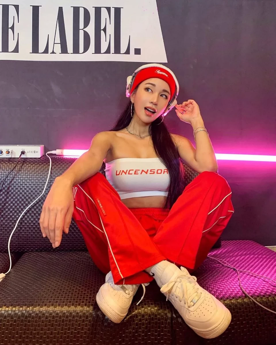 dj|她37岁踏进“夜店”成为最火女DJ，网友都在馋她的身子！