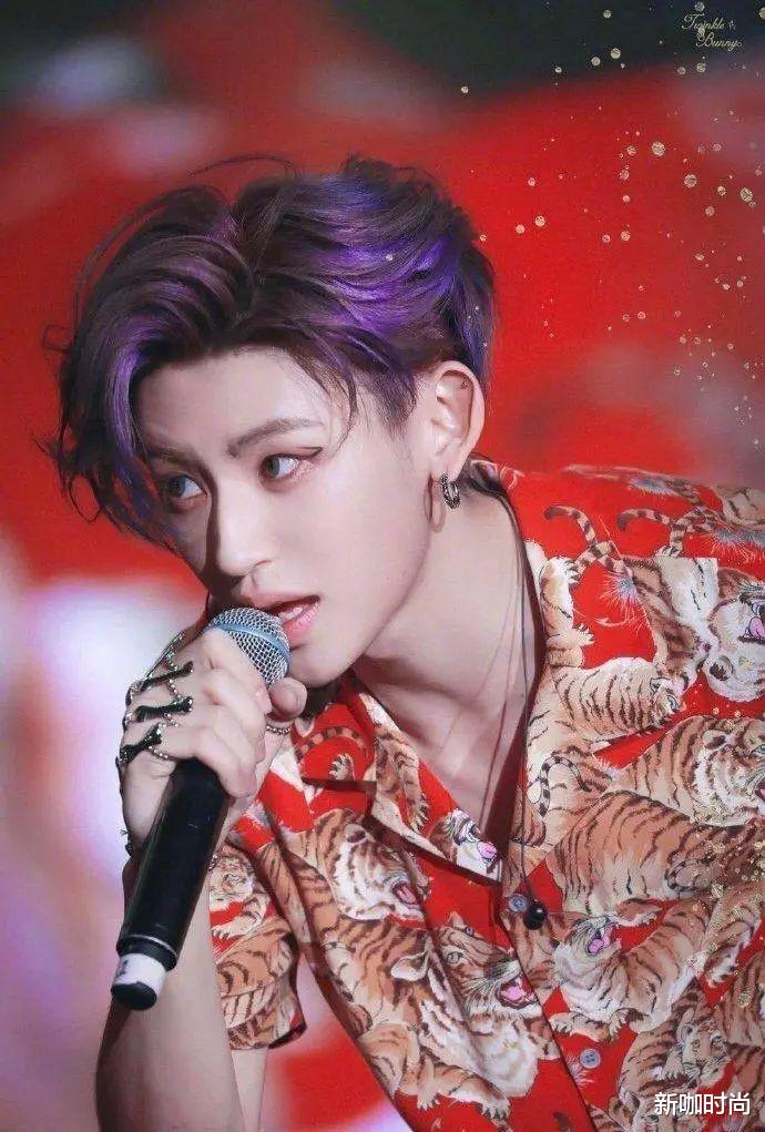 周震南|周震南终于穿对一次！金色湿发搭黑色T恤，男性荷尔蒙爆棚