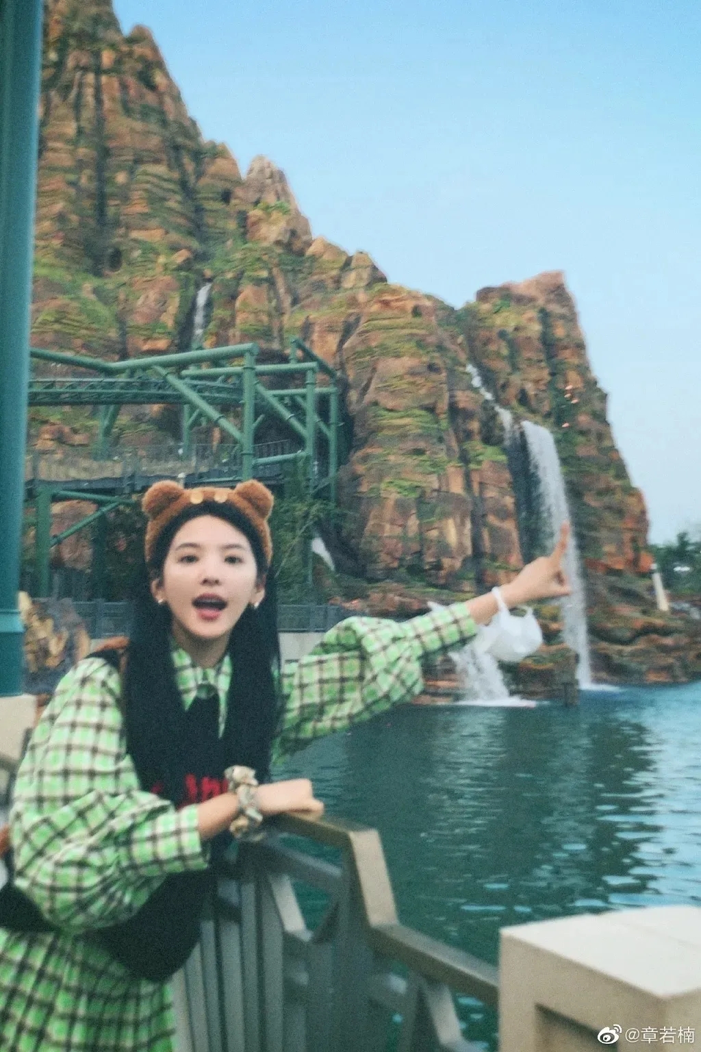 toni雌和尚的时尚经|环球影城高质量“游客照”怎么拍?让刘雯乔欣周雨彤手把手教你!