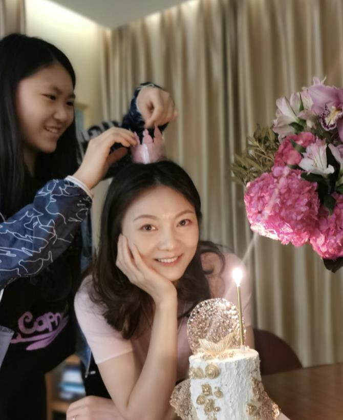 张艺谋|张艺谋为幼女庆生，两个儿子未现身，娇妻陈婷颜值爆表！