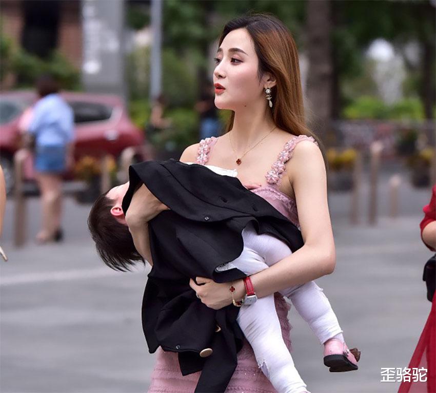 歪骆驼|同学：你妈妈很漂亮，儿子就不让我接他放学，妈妈很惭愧