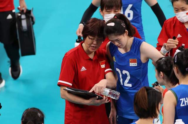 郎平|再出奇招！排協(xié)單方面將郎平推上風(fēng)口，中國女排前主帥會如何接招