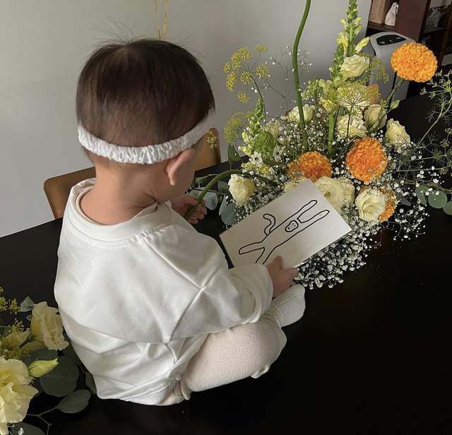 杨祐宁|39岁杨祐宁晒全家福，忙工作未陪1岁女儿庆生，妻女亲吻画面温馨