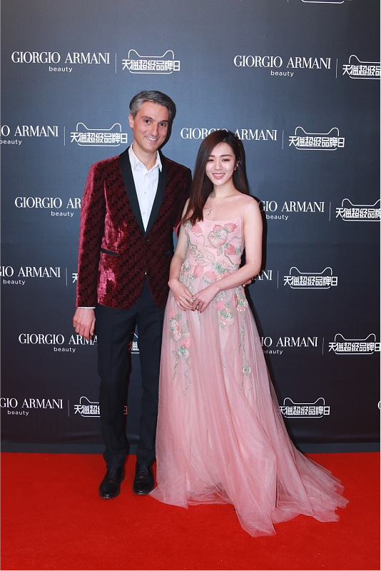 王晓晨|王晓晨的身材真让女孩子羡慕，不胖不瘦刚好，穿显黑粉裙也好美