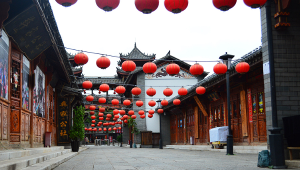 阳光语言矫正说|云南大手笔！为建假古镇猛砸32亿，规模达3161亩，却遭当地人嫌弃