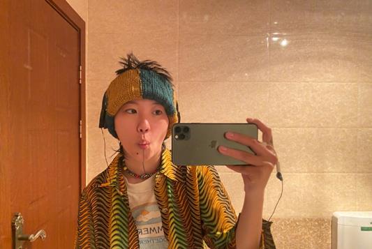 方脸妹说时尚|窦靖童瘦完身容光焕发！穿牛仔反戴帽走机场，歪头翻白眼真像王菲