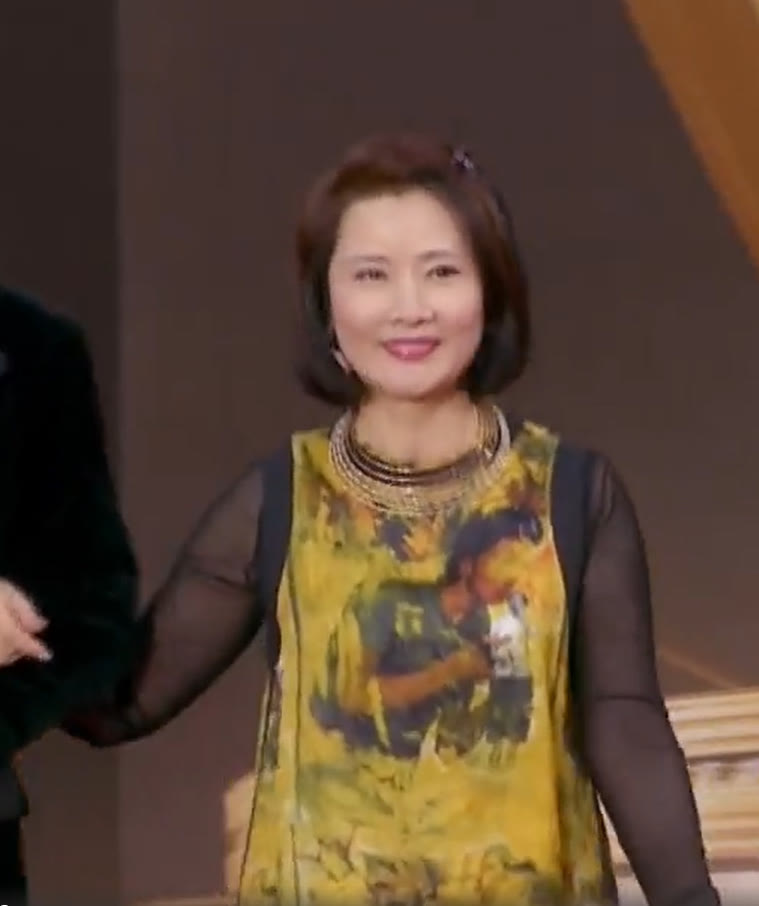 穿衣搭配 何赛飞也换发型，剪波波头好显年轻，站宋晓英旁边看不出差了8岁