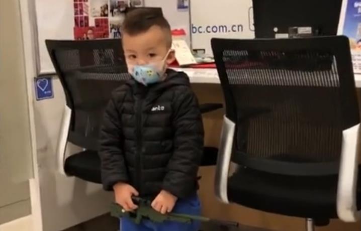 陕西一男孩拿玩具枪遇拿真枪押运员站着不敢动!网友:两人都紧张
