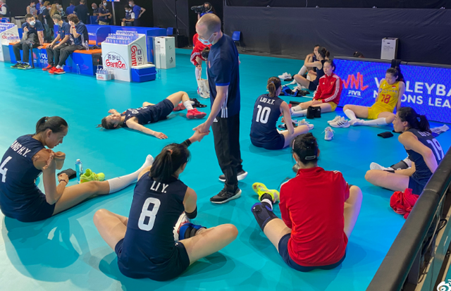 郎平|中国女排惨败后散坐一地，郎平不安慰弟子！全队反思，情绪低迷