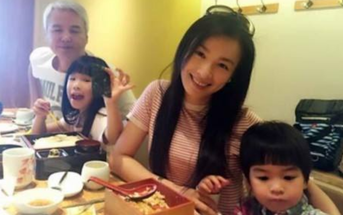 张庭|张庭晒童年照片，对比女儿竟觉自己丑，酒窝女神不要太可爱