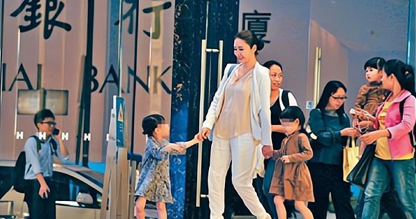 MARRY 关之琳和黎姿同庆生，相差9岁的两人差距大，私生活或成重要原因