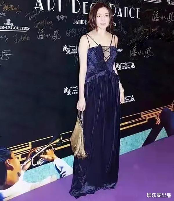 关之琳|关之琳穿吊带装旧照曝光，被指气质太妩媚，网友：以为是温碧霞
