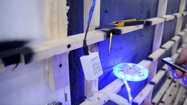 国外一达人把石膏板裁成六角砖装饰墙面，还会闪闪发光，太炫酷了