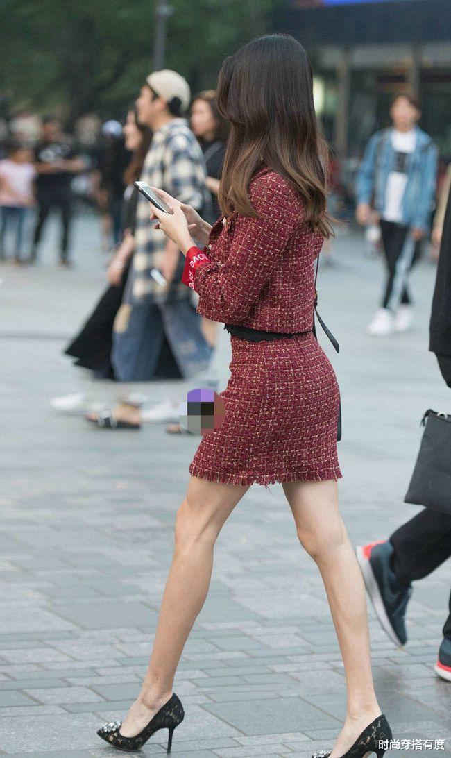 |枣红色小香风两件套装,搭配蕾丝尖头细跟鞋,展现职业女性气质