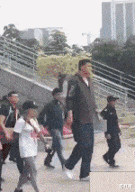 |“妹子出门太急了,丝袜穿成这样子,真的太尴尬了!”