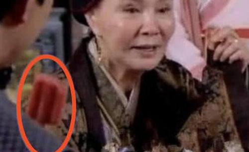 舜网 史上最“尬”的穿帮镜头，曲小檀嘴里的塑料花，古代就有冰棍吃？