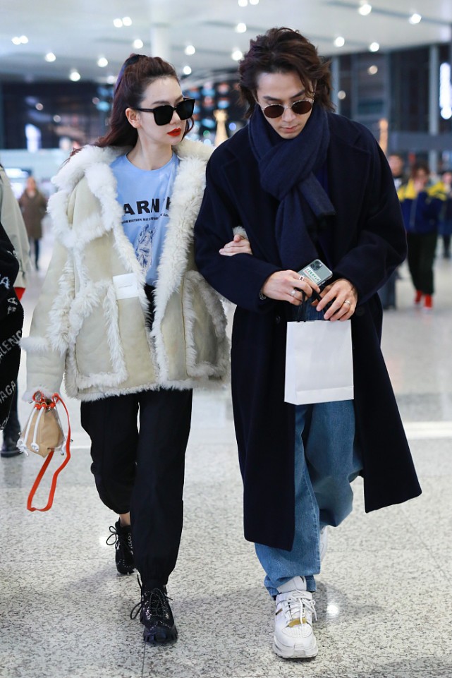 白小白的衣橱 戚薇和韩国老公跟走T台似的，俩人穿得都很“韩范儿”，太靓了