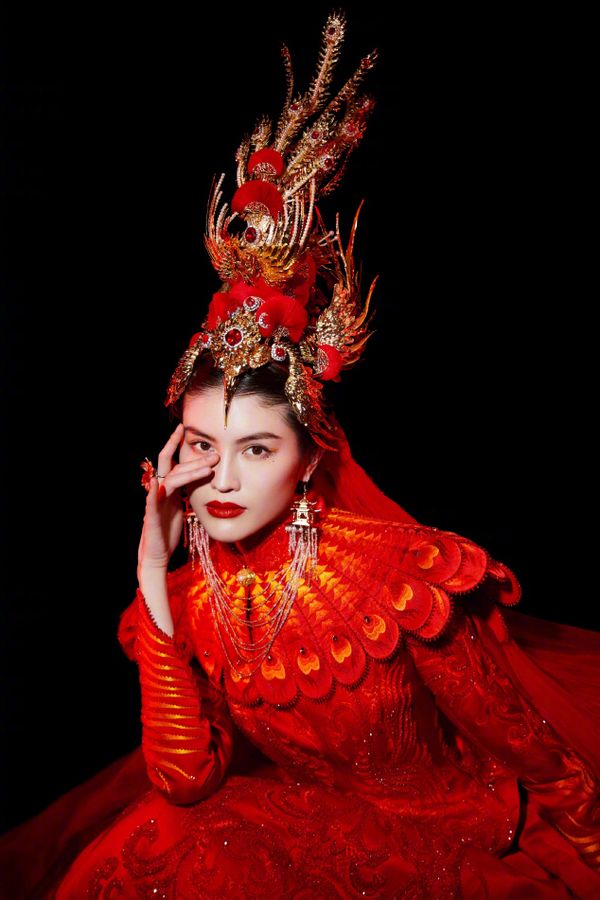 何穗|何穗春晚凤冠霞帔！张梓琳挺大肚穿80斤礼服，奚梦瑶却土成影楼风