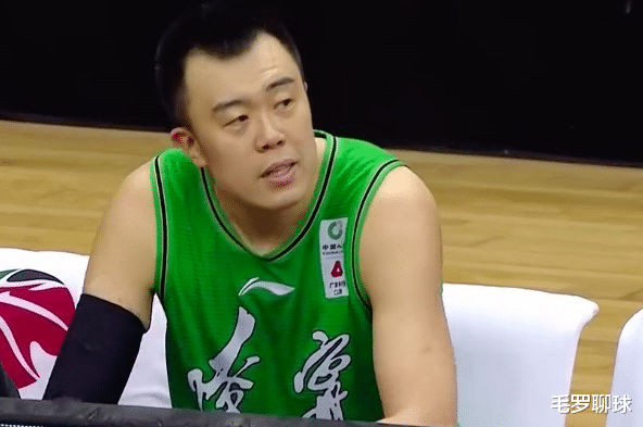 郭艾伦|郭艾伦最后50秒大败笔:追骂2米18巨人,却把刘志轩吓出巨大失误