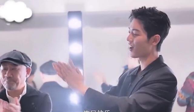 贾玲|肖战给张淇过生日！现场成了“气氛组”，被怼脸拍像韩剧男主角