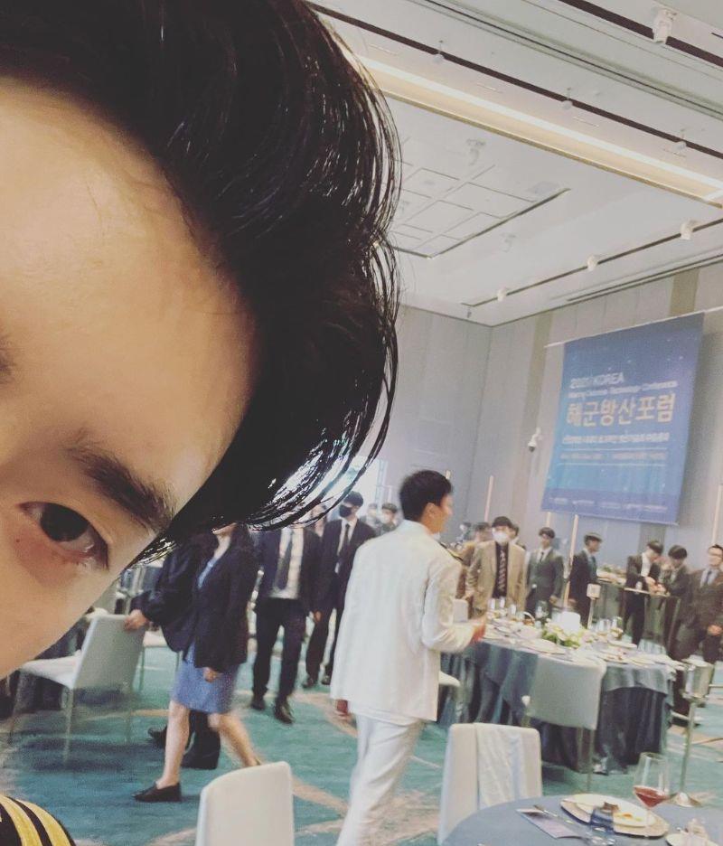 金来沅|李钟硕新戏海军制服造型公开，与金来沅合影帅气逼人