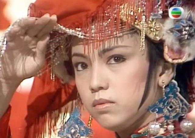 赵敏|9版周芷若“手撕”赵敏，谁战斗力爆表，谁像小学生打架？