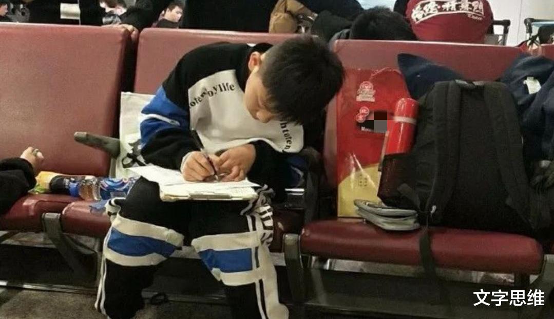文字思维 学校门口补作业？校方：在检查违禁品