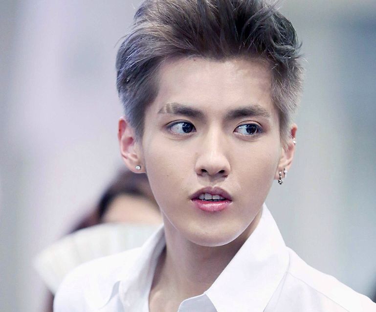 都美竹|某凡31岁生日？都美竹凌晨卡点发文，粉丝称要他坚持下去