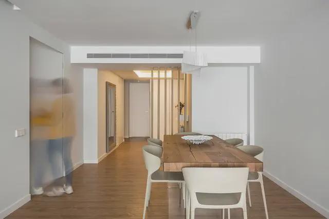 |152㎡装修有舍有得，客餐厅不打柜子，看起来空无一物，反而敞亮