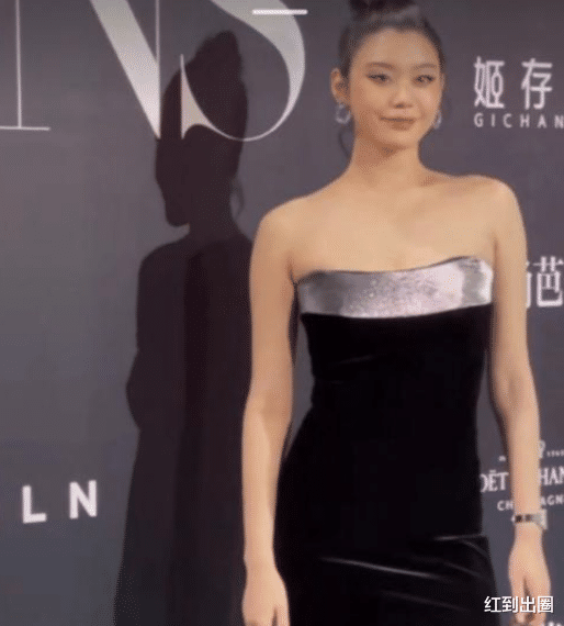 奚梦瑶|奚梦瑶又怀孕了？两年前“孕期红毯照”被扒出，和现在如出一辙！